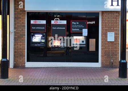 Drei Geldautomaten mit beleuchteten Bildschirmen vor einer Niederlassung der HSBC Bank im Nordwesten Großbritanniens. Stockfoto