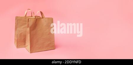Zwei Papierverpackungen, auf einem rosa Hintergrund, Banner, Kopierraum, Mock up Stockfoto