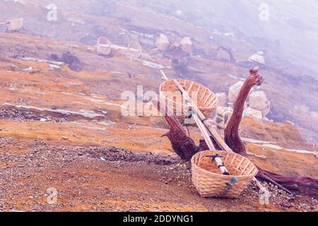 Schwefelabbau am KawaIjen-Krater in Banyuwangi, Indonesien Stockfoto