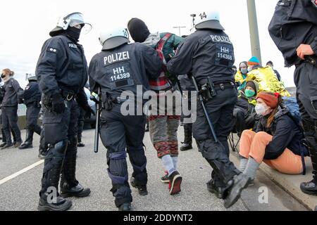 Hamburg, Deutschland. November 2020. Die Polizei verhaftete Umweltaktivisten auf der Köhlbrandbrücke im Hamburger Hafen. Die Hamburger Köhlbrandbrücke wurde am Freitagmorgen von rund 40 Anhängern der Umweltschutzbewegung Extinction Rebellion blockiert. Einige Aktivisten ketteten sich mit Stahlrohren an die Brücke. (To dpa 'Aktivisten lähmen Autobahnen in mehreren Bundesstaaten'= Quelle: Bodo Marks/dpa/Alamy Live News Stockfoto