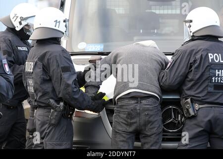 Hamburg, Deutschland. November 2020. Auf der Köhlbrandbrücke im Hamburger Hafen wird eine Person von der Polizei in Gewahrsam genommen. Die Hamburger Köhlbrandbrücke wurde am Freitagmorgen von rund 40 Anhängern der Umweltschutzbewegung Extinction Rebellion blockiert. Einige Aktivisten ketteten sich mit Stahlrohren an die Brücke. (To dpa 'Aktivisten lähmen Autobahnen in mehreren Bundesstaaten'= Quelle: Bodo Marks/dpa/Alamy Live News Stockfoto