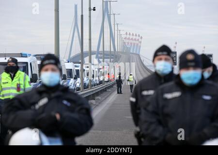 Hamburg, Deutschland. November 2020. Die Polizei steht auf der Köhlbrandbrücke im Hamburger Hafen. Die Hamburger Köhlbrandbrücke wurde am Freitagmorgen von rund 40 Anhängern der Umweltschutzbewegung Extinction Rebellion blockiert. Einige Aktivisten ketteten sich mit Stahlrohren an die Brücke. (To dpa 'Aktivisten lähmen Autobahnen in mehreren Bundesstaaten'= Quelle: Bodo Marks/dpa/Alamy Live News Stockfoto
