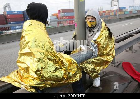 Hamburg, Deutschland. November 2020. Aktivisten haben sich an der Köhlbrandbrücke im Hamburger Hafen mit Stahlrohren verkettet. Die Hamburger Köhlbrandbrücke wurde am Freitagmorgen von rund 40 Anhängern der Umweltschutzbewegung Extinction Rebellion blockiert. Einige Aktivisten ketteten sich mit Stahlrohren an die Brücke. (To dpa 'Aktivisten lähmen Autobahnen in mehreren Bundesstaaten'= Quelle: Bodo Marks/dpa/Alamy Live News Stockfoto