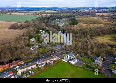 Luftaufnahme des Dorfzentrums von Mid Calder, West Lothian, Schottland Stockfoto