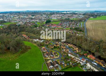 Luftaufnahme des Dorfzentrums von Mid Calder, West Lothian, Schottland Stockfoto