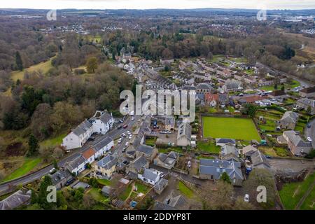 Luftaufnahme des Dorfzentrums von Mid Calder, West Lothian, Schottland Stockfoto