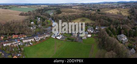 Luftaufnahme des Dorfzentrums von Mid Calder, West Lothian, Schottland Stockfoto