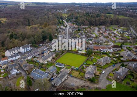 Luftaufnahme des Dorfzentrums von Mid Calder, West Lothian, Schottland Stockfoto