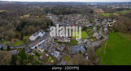 Luftaufnahme des Dorfzentrums von Mid Calder, West Lothian, Schottland Stockfoto