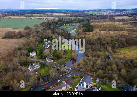 Luftaufnahme des Dorfzentrums von Mid Calder, West Lothian, Schottland Stockfoto