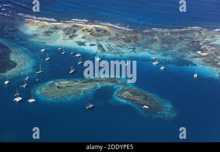 Karibik, St. Vincent und die Grenadinen: Union Island mit einer kleinen Privatinsel und einem einzigen Haus auf der Insel, mit Blick auf die Hauptstadt Clifton Harbour Stockfoto