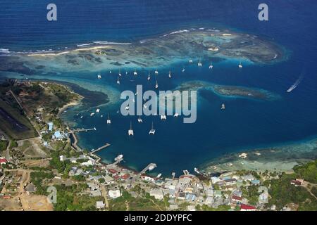 Die Karibik, Saint Vincent und die Grenadinen: Union Island mit seiner Hauptstadt Clifton Harbour, mit Blick auf ein Korallenriff, mit einer kleinen Privatinsel und Stockfoto