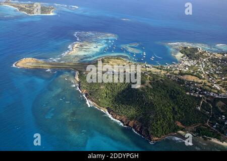 Karibik, St. Vincent und die Grenadinen: Union Island mit der Hauptstadt Clifton Harbour und dem Flughafen. Palm Island weit weg Stockfoto
