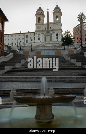 Piazza di Spagna spanische Treppe völlig leer mit Brunnen in Vordergrund Stockfoto