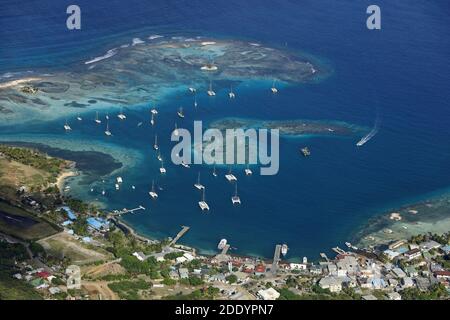 Die Karibik, Saint Vincent und die Grenadinen: Union Island mit seiner Hauptstadt Clifton Harbour, mit Blick auf ein Korallenriff, mit einer kleinen Privatinsel und Stockfoto