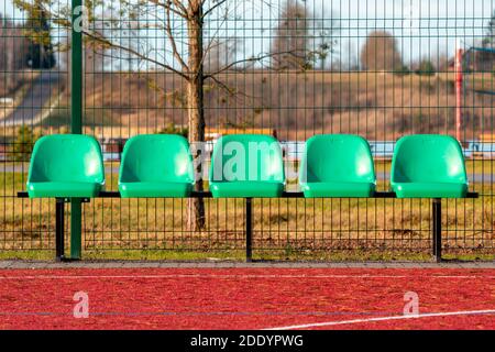 Leere Plastikstühle im Basketballplatz im Freien Stockfoto