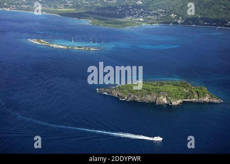 Karibik, Grenada: Luftaufnahme der Vulkaninsel Carriacou. Die Wüsteninseln Mabouya und Sandy Island, südwestlich der Insel Stockfoto