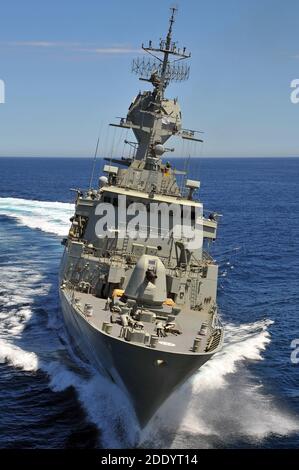 HMAS Perth, eine australische Marine Fregatte auf See, die Geschwindigkeitsversuche durchführt. Stockfoto