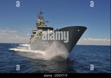 HMAS Perth, eine australische Marine Fregatte auf See, die Geschwindigkeitsversuche durchführt. Stockfoto