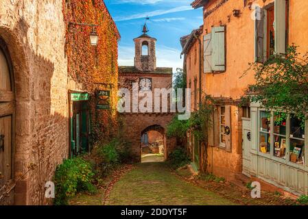 Die Porte de l'Horloge im mittelalterlichen Bergdorf Cordes-sur-ciel, in der Region Okzitanien in Südfrankreich. Stockfoto