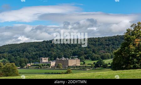 Chatsworth House im Peak District, England. Aufnahme von der öffentlichen Straße B6012. Das Haus war der Rahmen für die beliebte TV-Serie PR Stockfoto