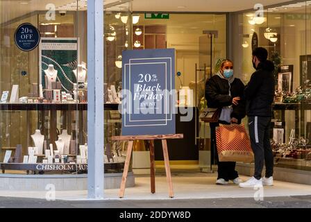 Dundee, Tayside, Schottland, Großbritannien. November 2020. Schwarzer Freitag. Szenen aus Dundee, Schottland, da am Black Friday weniger Leute unterwegs sind, um Schnäppchen im Stadtzentrum zu kaufen, während die strengere Stufe 3 Covid-19 Lockdown-Beschränkung gilt. Da nur wenige wichtige Einzelhandelsgeschäfte geöffnet sind, sind viele Einheimische zu Hause geblieben, um Weihnachten online zu shoppen, anstatt in lokalen Geschäften einzukaufen, weil die Pandemievorschriften von der schottischen Ersten Ministerin Nicola Sturgeon festgelegt wurden. Kredit: Dundee Photographics/Alamy Live Nachrichten Stockfoto