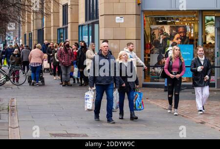 Dundee, Tayside, Schottland, Großbritannien. November 2020. Schwarzer Freitag. Szenen aus Dundee, Schottland, da am Black Friday weniger Leute unterwegs sind, um Schnäppchen im Stadtzentrum zu kaufen, während die strengere Stufe 3 Covid-19 Lockdown-Beschränkung gilt. Da nur wenige wichtige Einzelhandelsgeschäfte geöffnet sind, sind viele Einheimische zu Hause geblieben, um Weihnachten online zu shoppen, anstatt in lokalen Geschäften einzukaufen, weil die Pandemievorschriften von der schottischen Ersten Ministerin Nicola Sturgeon festgelegt wurden. Kredit: Dundee Photographics/Alamy Live Nachrichten Stockfoto