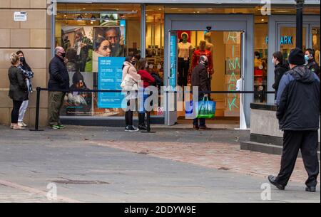 Dundee, Tayside, Schottland, Großbritannien. November 2020. Schwarzer Freitag. Szenen aus Dundee, Schottland, da am Black Friday weniger Leute unterwegs sind, um Schnäppchen im Stadtzentrum zu kaufen, während die strengere Stufe 3 Covid-19 Lockdown-Beschränkung gilt. Da nur wenige wichtige Einzelhandelsgeschäfte geöffnet sind, sind viele Einheimische zu Hause geblieben, um Weihnachten online zu shoppen, anstatt in lokalen Geschäften einzukaufen, weil die Pandemievorschriften von der schottischen Ersten Ministerin Nicola Sturgeon festgelegt wurden. Kredit: Dundee Photographics/Alamy Live Nachrichten Stockfoto