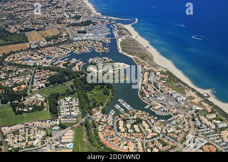 Saint-Cyprien (Südfrankreich): Luftaufnahme des Badeortes, seines riesigen Yachthafens und der Lagune Stockfoto