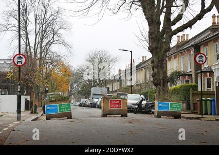 Straßensperrung in Melbourne Grove, East Dulwich, London, Großbritannien. Teil von Southwarks umstrittenem StreetSpace-Programm für sicherere Wohnstraßen. Stockfoto