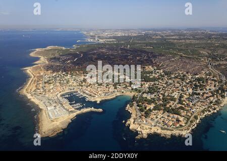 Martigues (Südostfrankreich): Luftaufnahme des Dorfes und des Fischerhafens von Carro entlang der „Cote bleue“ (Blaue Küste) Stockfoto