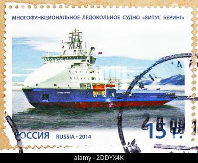 MOSKAU, RUSSLAND - 20. NOVEMBER 2020: In Russland gedruckte Briefmarke zeigt Multifunktionales Eisbrecher-Schiff 'Vitus Bering', Seeschiffe von Russland ser Stockfoto