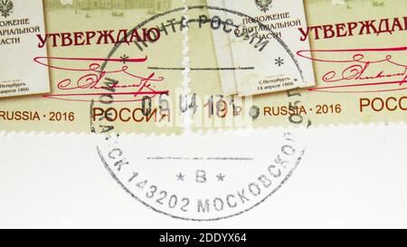 MOSKAU, RUSSLAND - 20. NOVEMBER 2020: Russische Briefmarke der Stadt Moschajsk, Oblast Moskau, datiert 2017 Stockfoto