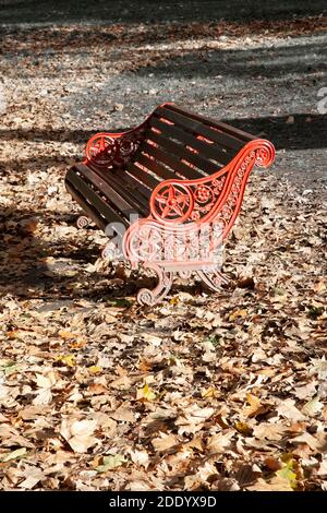 Bank im Park im Herbst Stockfoto