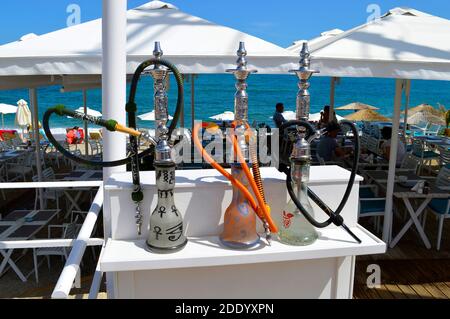 Shisha Pfeifen vor einer Shisha Bar auf Kreta Stockfoto