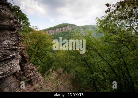 Blick von der St. Michael's Cavern, der Höhle, in der die Tradition besagt, dass St. Columban gestorben ist) - coli in der Nähe von Bobbio (Piacenza, Italien) Stockfoto