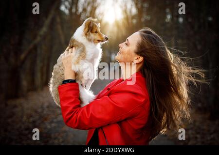 Frau mit Hund im Wald Stockfoto
