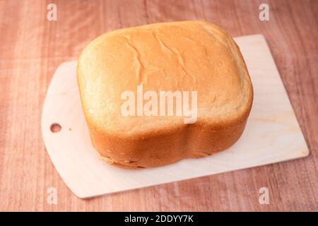 Frisch gebackenes Weißbrot in einer elektrischen Brotmaschine. Hausgemachtes Backen. Stockfoto