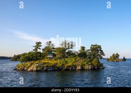 Landschaft des Thousand Islands Archipels, St. Lawrence River, entlang der nördlichen Grenze zwischen den Vereinigten Staaten und Kanada, hier in der Nähe von Ganan Stockfoto