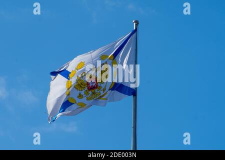 Flagge des Befehlshabers der russischen Marine im Gebäude der Admiralität in Sankt Petersburg. Stockfoto