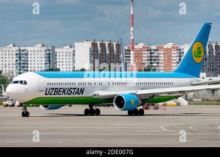 Juli 2019 In Moskau, Russland. Flugzeug Boeing 767-300 Usbekistan Airways am Flughafen Vnukovo in Moskau. Stockfoto