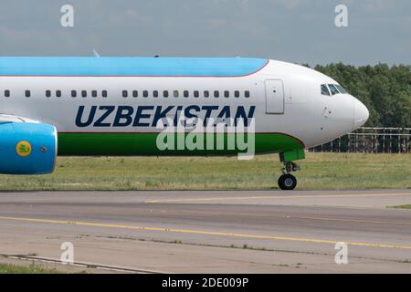 Juli 2019 In Moskau, Russland. Flugzeug Boeing 767-300 Usbekistan Airways am Flughafen Vnukovo in Moskau. Stockfoto