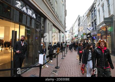 Amsterdam, Niederlande. November 2020. Verbraucher, die Schutzmasken tragen, warten in der Schlange, um während des „Black Friday“ in der Einkaufsstraße Kalverstraat inmitten der Coronavirus-Pandemie am 27. November 2020 in der Innenstadt von Amsterdam, Niederlande, in den Zara-Laden einzutreten. (Foto von Paulo Amorim/Sipa USA) Quelle: SIPA USA/Alamy Live News Stockfoto