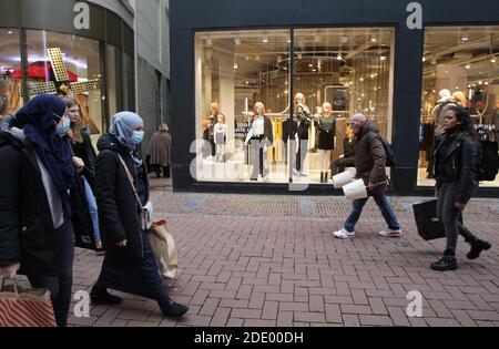 Amsterdam, Niederlande. November 2020. Verbraucher, die Schutzmasken tragen, warten in der Schlange, um während des „Black Friday“ in der Einkaufsstraße Kalverstraat inmitten der Coronavirus-Pandemie am 27. November 2020 in der Innenstadt von Amsterdam, Niederlande, in den Zara-Laden einzutreten. (Foto von Paulo Amorim/Sipa USA) Quelle: SIPA USA/Alamy Live News Stockfoto