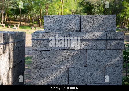 Blöcke aus Porenbeton werden ordentlich in Paletten gestapelt. Bau und Reparatur eines Landhauses. Stockfoto