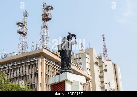 Statue von Hutatma Chowk, EINE Statue eines "Märtyrers mit einer Flamme" steht neben Flora Brunnen in Erinnerung an die Mitglieder von Samyukta Maharashtra Samiti, wh Stockfoto