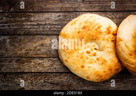 Frisch gebackenes hausgemachtes Pita-Brot auf Holztisch, Draufsicht mit Kopierplatz Stockfoto