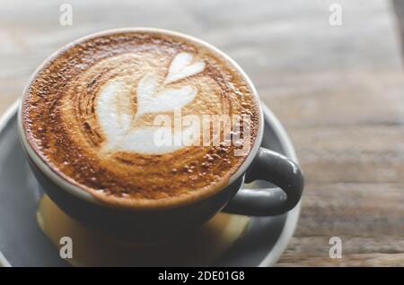 Heißer Cappuccino in einer Tasse, die in einem kleinen Café in Canggu, Bali, Indonesien, hergestellt wird Stockfoto