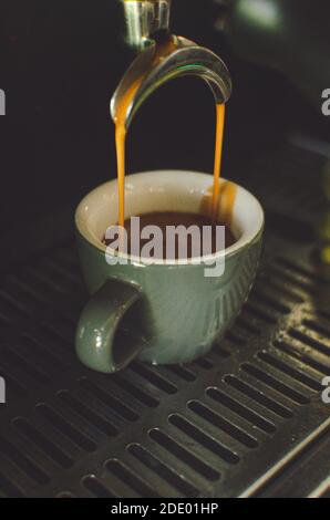 Single und Double Espresso in einer kleinen Tasse mit Kaffeemaschine in einem Café in Canggu, Bali, Indonesien Stockfoto