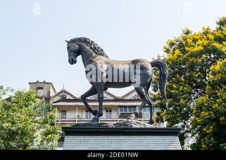 Kala Ghoda Statue aus schwarzer Bronze, eine Pferdestatue in der Innenstadt von Mumbai, Indien Stockfoto